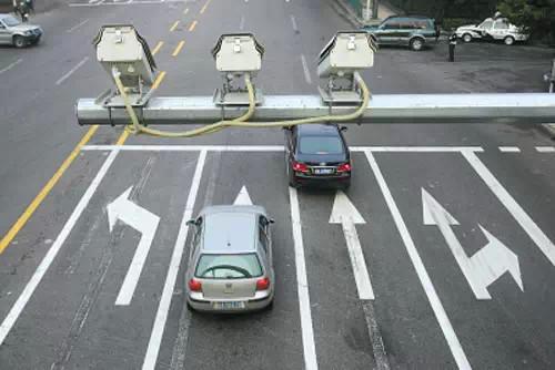 專業(yè)道路劃線與停車場(chǎng)服務(wù) 南京標(biāo)龍交通工程的卓越品質(zhì)
